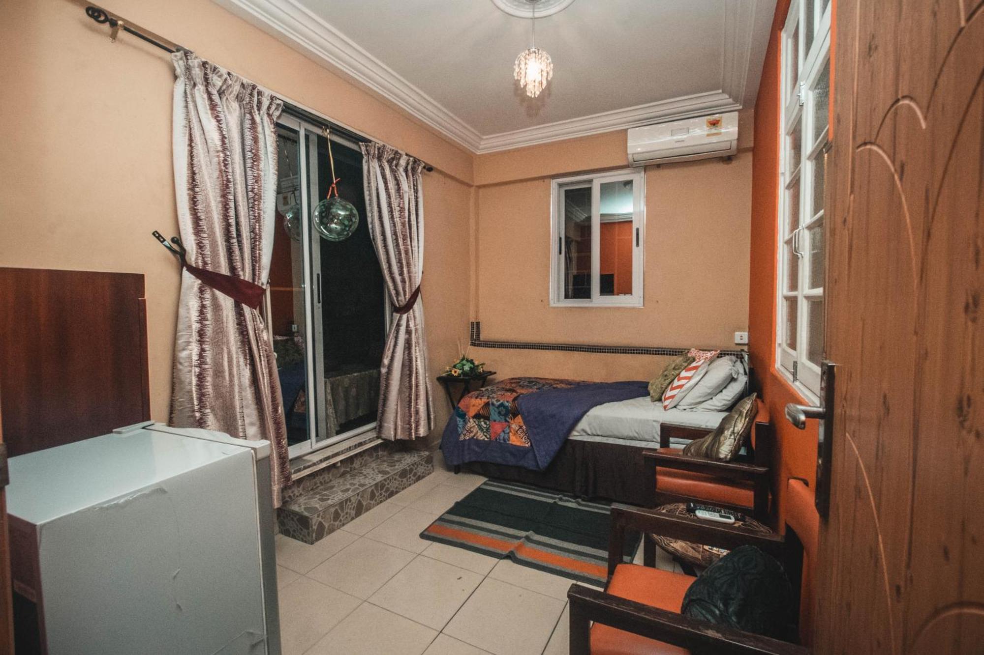 Jesiwa B'S Little Palace Accra Exterior foto